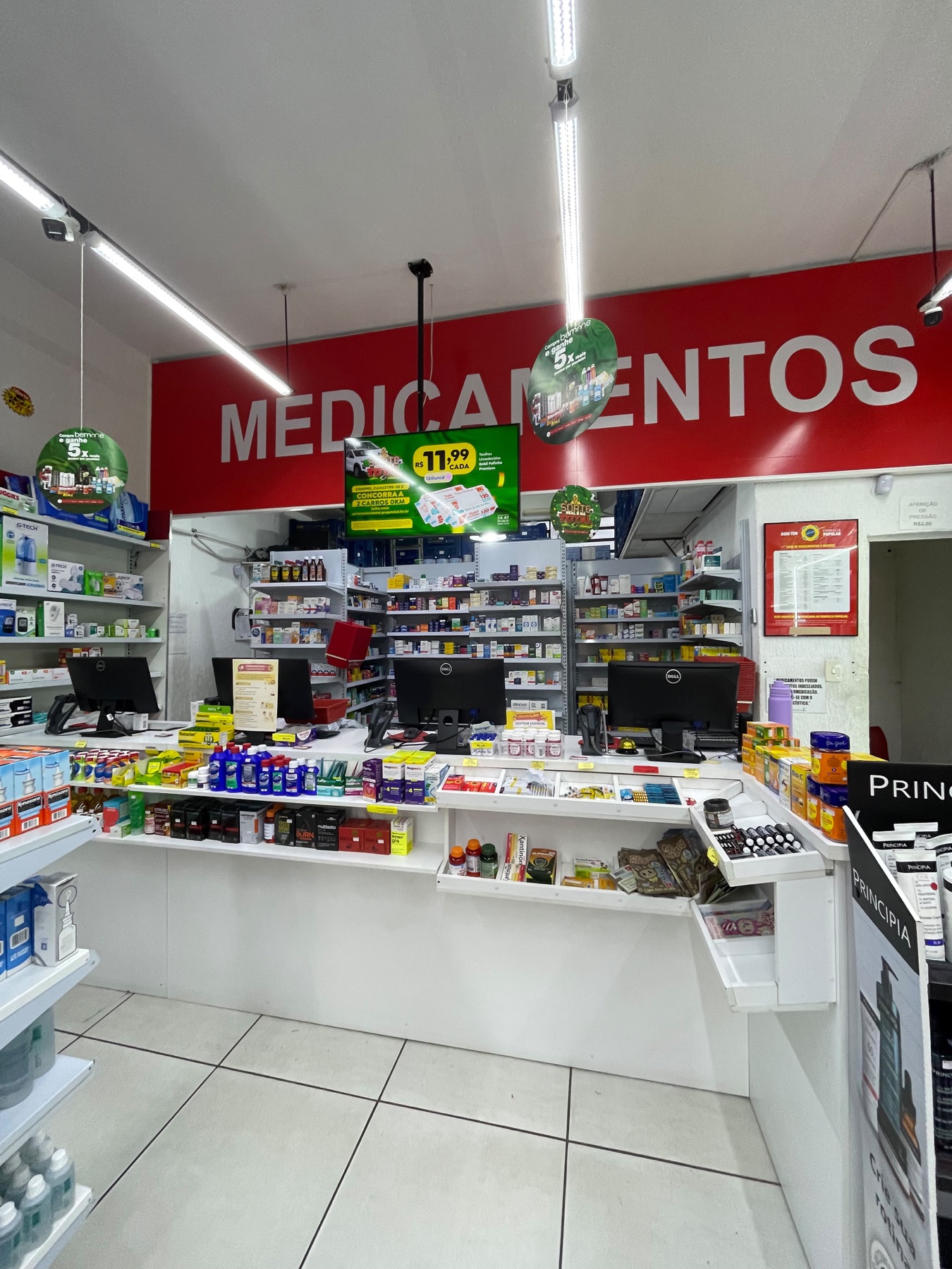 Balcão de atendimento da Drogaria Total Putim