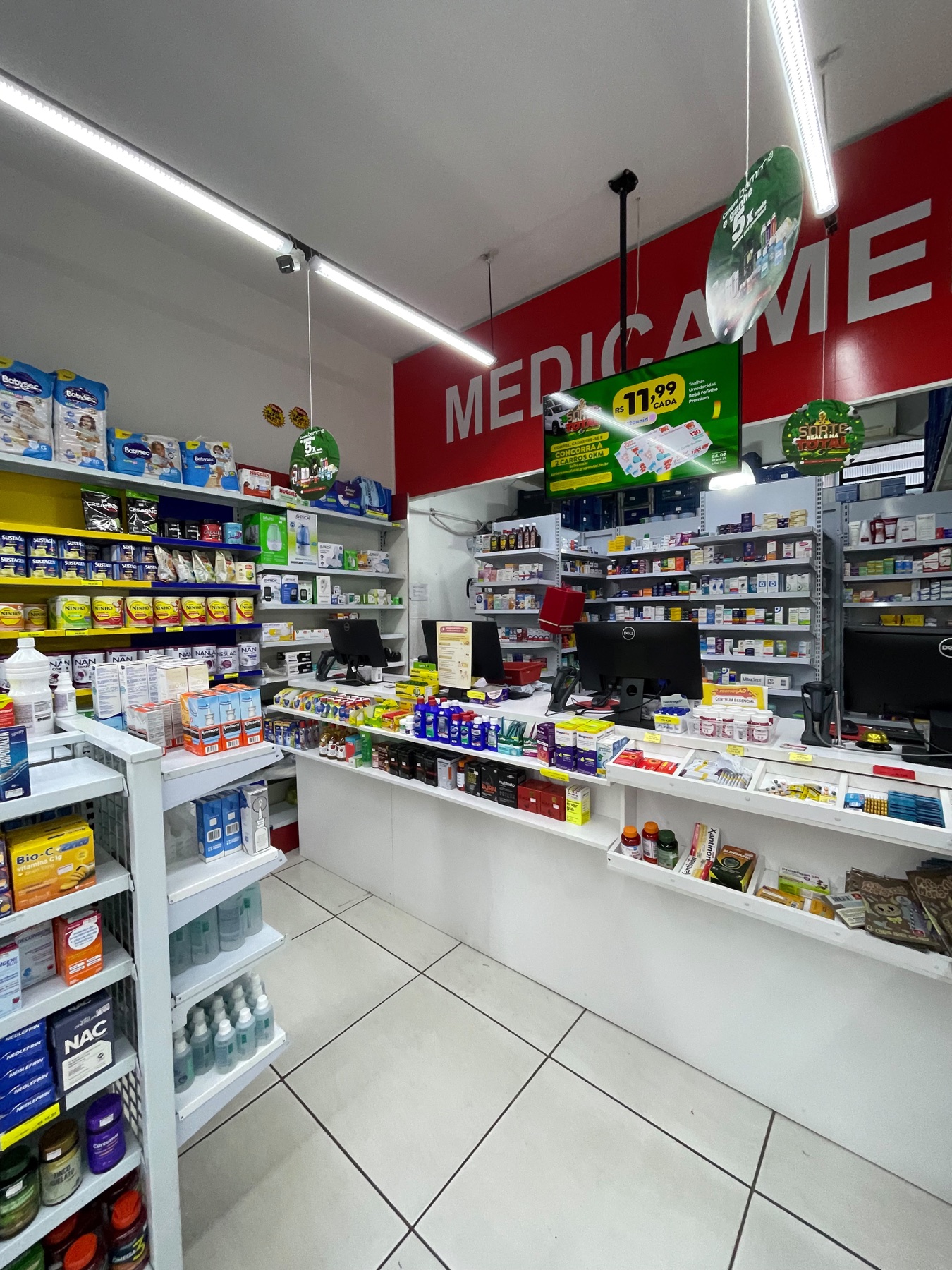 Área de medicamentos e atendimento da Drogaria Total Putim