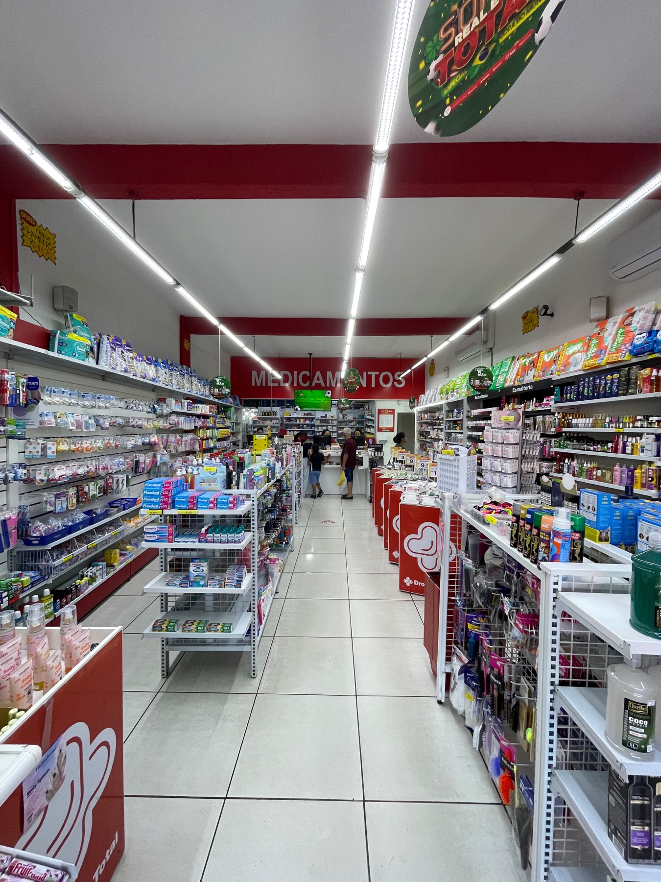 Corredor principal da Drogaria Total unidade Putim