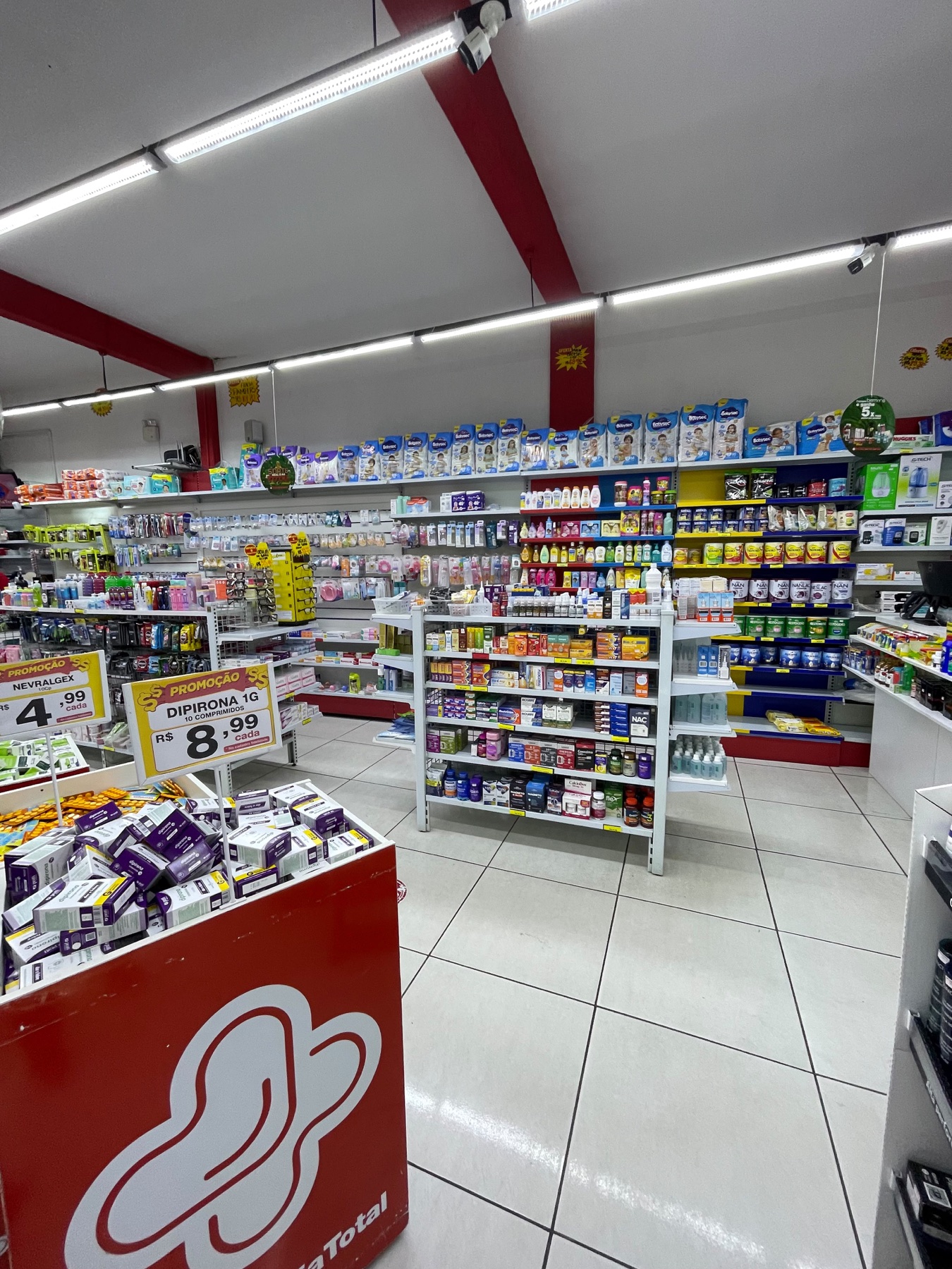 Prateleiras e área de circulação da Drogaria Total Putim